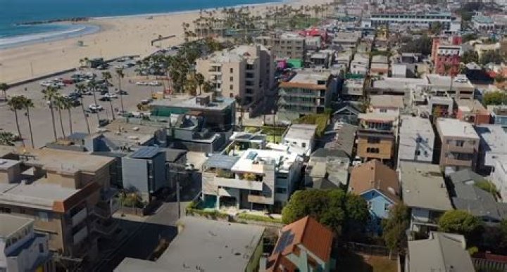 Anna Paquin And Stephen Moyer Cut Price Of Venice Home To $8 Million