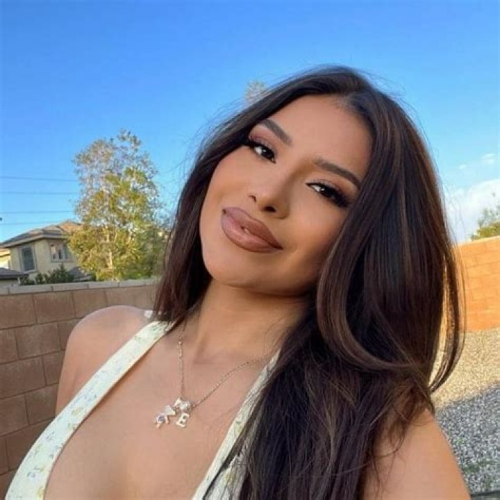 Elsy Reyes Net Worth | Celebrity Net Worth