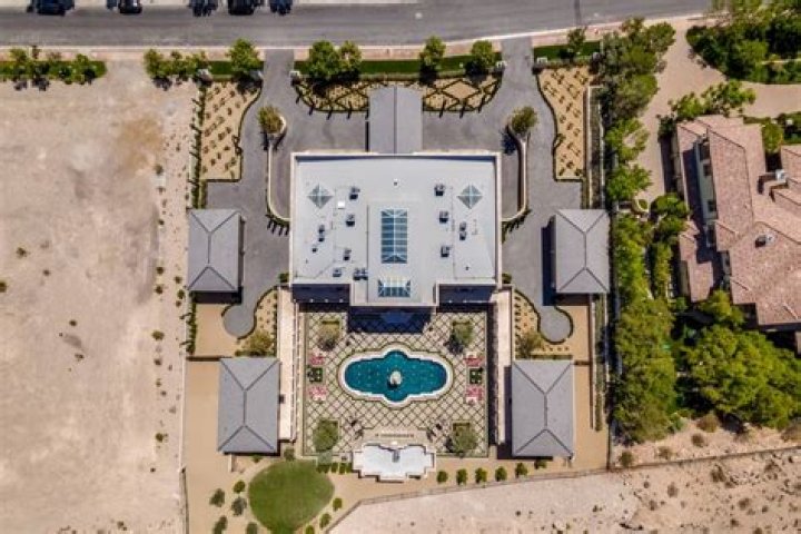 Floyd Mayweather Just Bought This Opulent Las Vegas Mansion For $10 Million In Cash