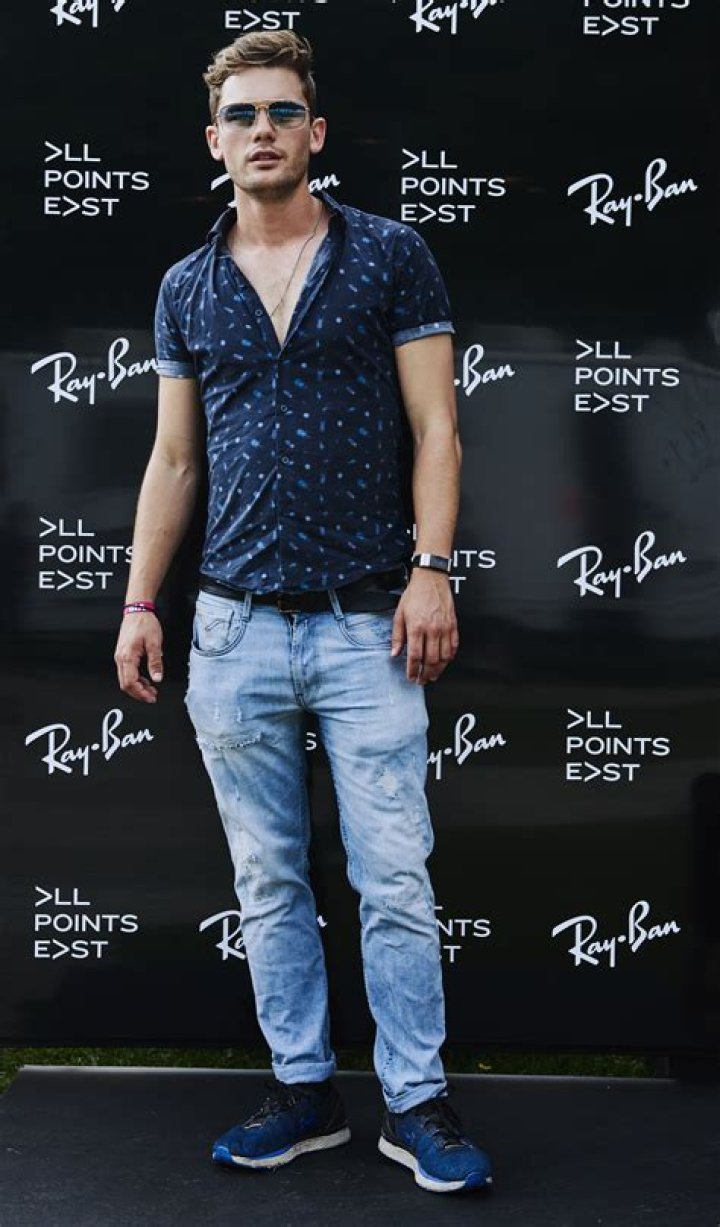 Jeremy Irvine Net Worth | Celebrity Net Worth