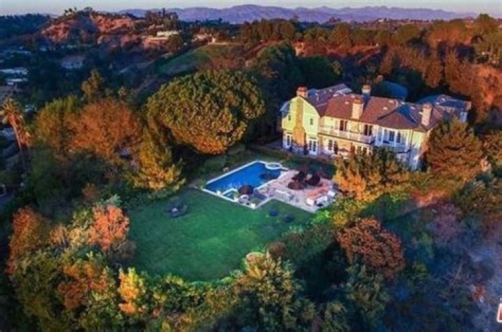 Jessica Alba Snags $10 Million Beverly Hills Mansion
